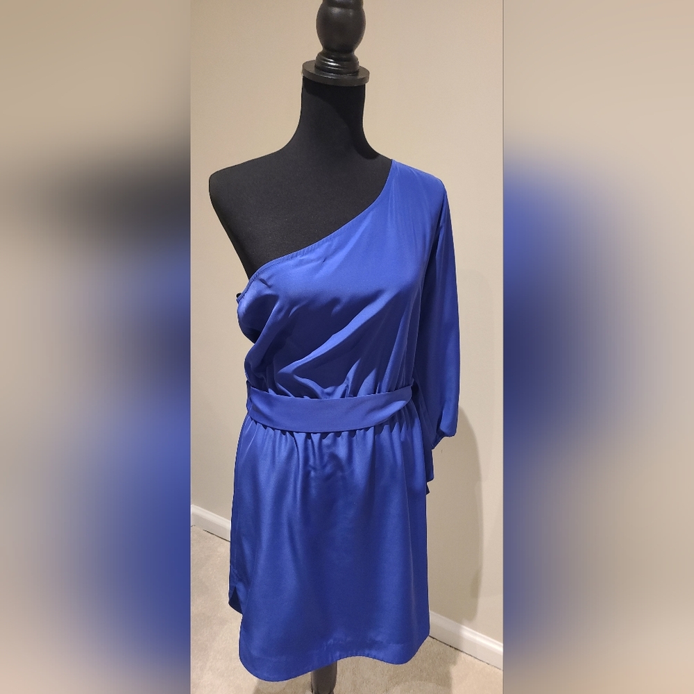 Off shoulder BCBG dress with tie belt Sz L Blue